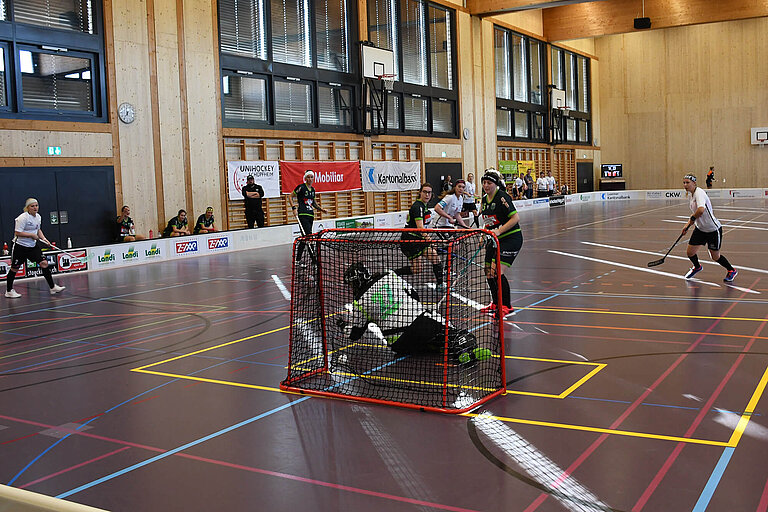 Der Ball liegt zugunsten von Schüpfheim im Tor