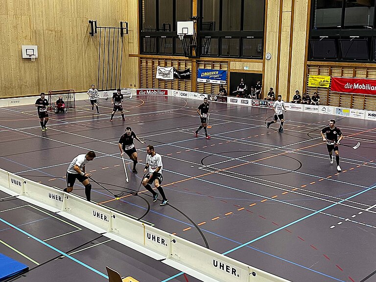 Stefan Schnider (links) und Hansjörg Vogel kämpfen um den Ball.