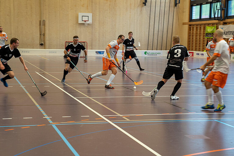 Pascal Grüter (Nr. 3) und Marcel Zihlmann (Nr. 5) versuchen den Gegner zu stoppen.